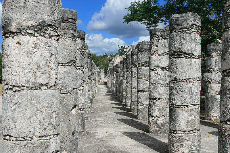 墨西哥奇琴伊察(Chichen Itza)的武士神庙(Templo de los Guerreros)圆柱。